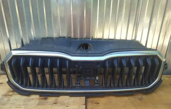 Skoda Scala Front bumper upper radiator grill 657853653B