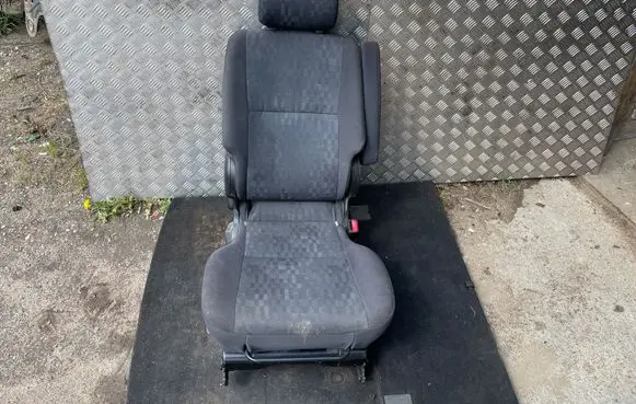 Toyota Avensis Verso Second row seats 