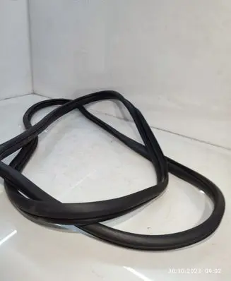KIA Carens II Rubber seal front door (on door) 