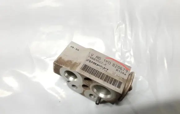 Volkswagen Golf V Air conditioning (A/C) expansion valve 1K0820679