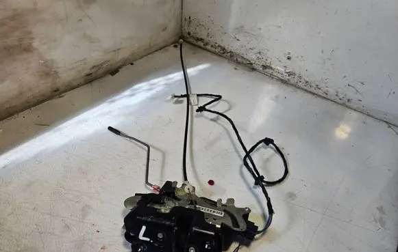 Mercedes-Benz Vito Viano W639 Front door lock A6397201635 A2C53090790