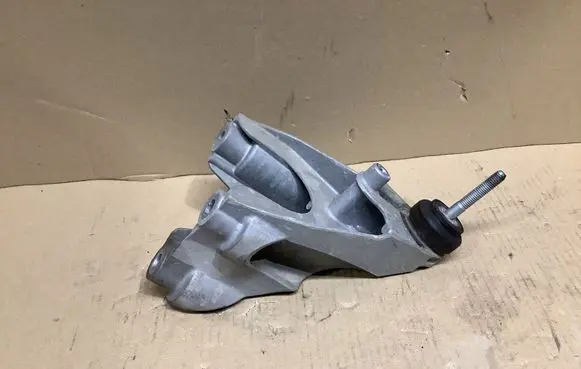 Engine mounting bracket