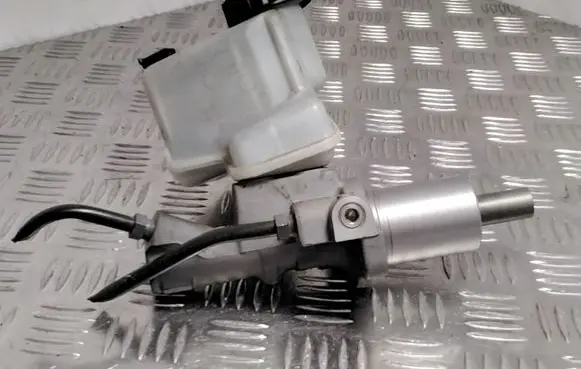 Mercedes-Benz C W204 Master brake cylinder A2044300102