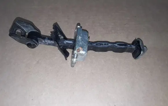 Skoda Octavia Mk2 (1Z) Front door check strap stopper 1Z0837249
