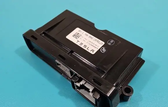Tesla Model S Central body control module 1007618-00-D IMPRK1413967