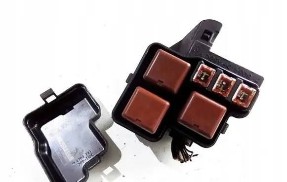Toyota Previa (XR30, XR40) II Relay mounting block 