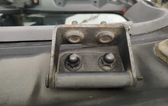 Nissan Primera Tailgate/trunk/boot hinge