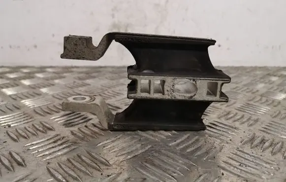 Volvo XC90 Engine mount bracket