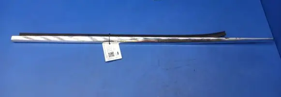 Mercedes-Benz 380 560SEC C126 Front door glass trim molding 