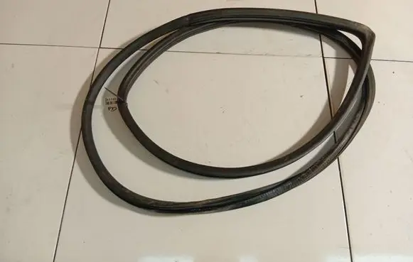 Honda FR-V Rubber seal front coupe door 