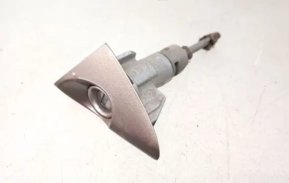 Hyundai i30 Front door lock (next to the handle) 