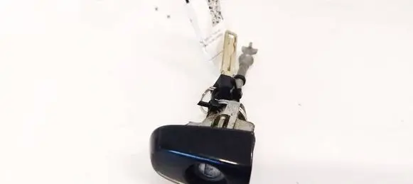 Toyota Auris 150 Front door lock (next to the handle) 