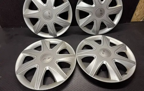Toyota Corolla Verso AR10 R16 wheel hub/cap/trim 