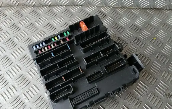 Opel Vectra C Fuse module 13205777 519165005