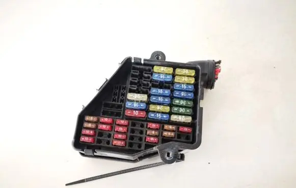 Volkswagen PASSAT B5 Fuse box set 8d1941824