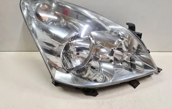Toyota Corolla Verso E121 Headlight/headlamp