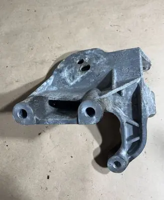 Volvo V40 Engine mounting bracket 31359638