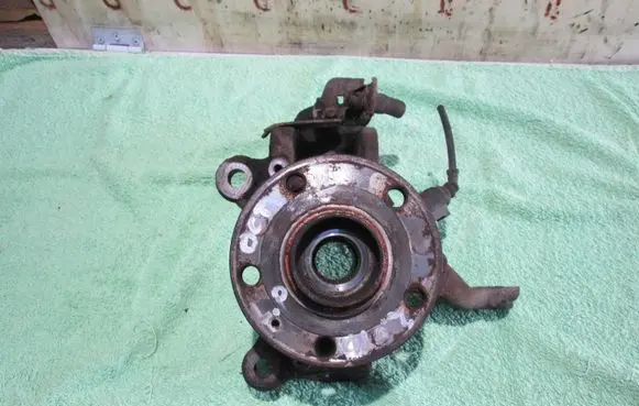 Skoda Octavia Mk2 (1Z) Front wheel hub spindle knuckle