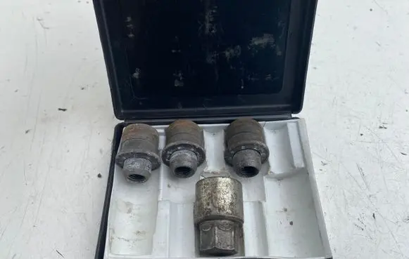 Lexus IS 220D-250-350 Anti-theft wheel nuts and lock 