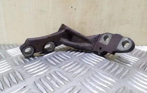 Toyota Avensis T270 Engine mounting bracket