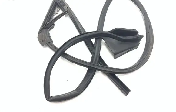 Jaguar XK - XKR Front door rubber seal C2P19091