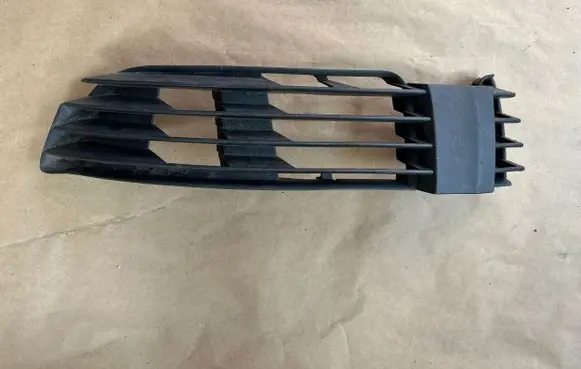 Volkswagen PASSAT B5 Front bumper lower grill 3B0853665H