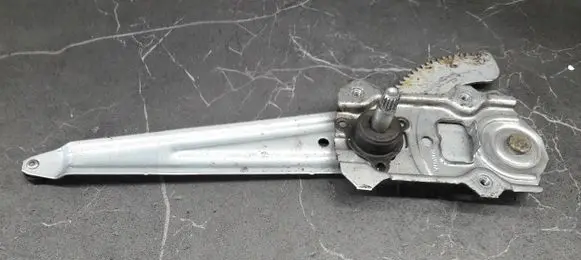 Toyota Yaris Rear window lifting mechanism without motor