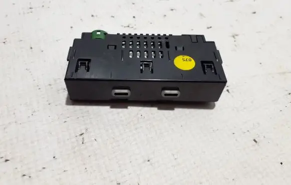 Skoda Kamiq USB socket connector 657035736