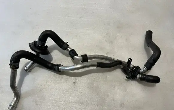 Engine coolant pipe/hose