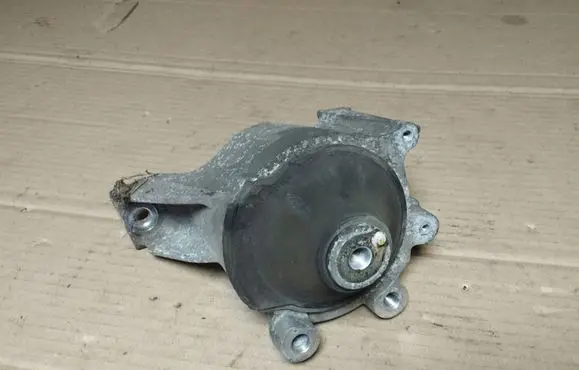 Honda CR-V Engine mount bracket