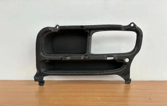 Toyota Avensis T250 Front bumper lower grill 52128-05020