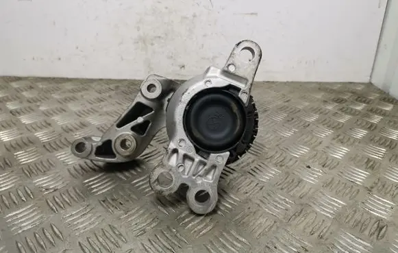 Nissan X-Trail T32 Engine mount bracket