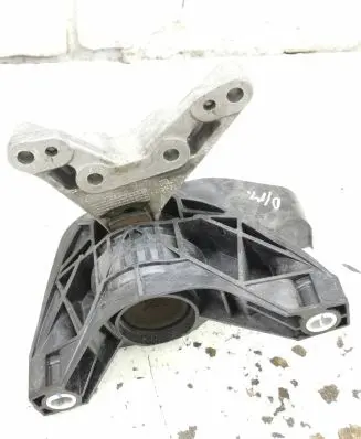 Peugeot 3008 II Engine mount bracket