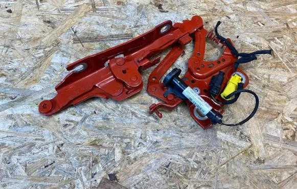 Engine bonnet/hood hinges