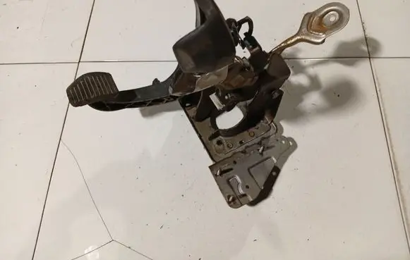 Peugeot 308 Brake pedal 