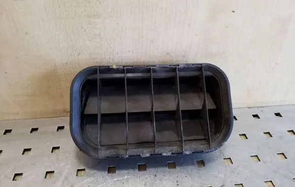 Quarter panel pressure vent