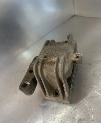 Volkswagen PASSAT B6 Engine mount bracket