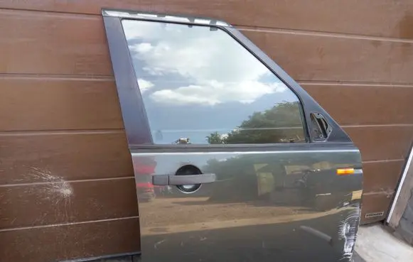 Land Rover Discovery 3 - LR3 Front door 131005