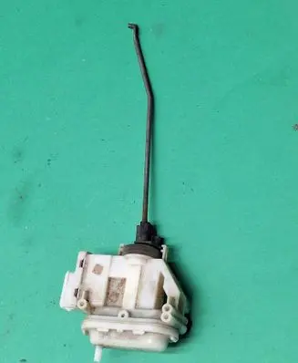 Volkswagen PASSAT B3 Central locking vacuum pump 357862153H
