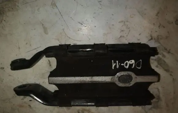 Volvo XC60 Engine mount bracket 8G9N6P082BA D6011