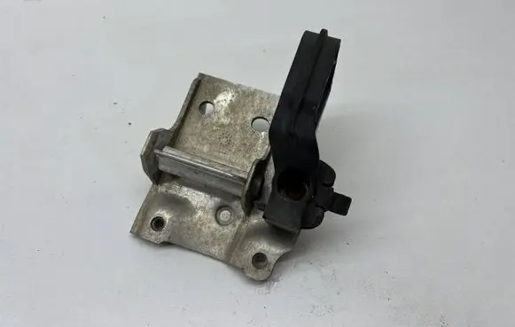 Radiator mount bracket