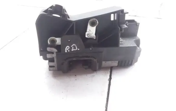 Opel Vivaro Front door lock 91166229 8200008261