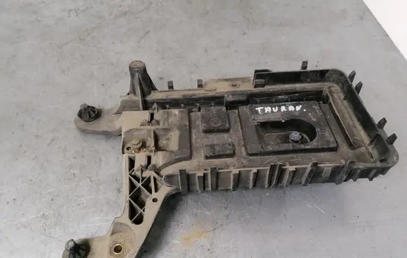 Volkswagen Touran I Battery tray 1K0915333H