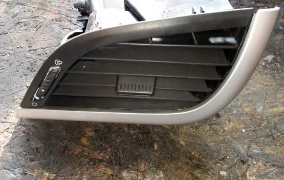 Peugeot 207 Dashboard side air vent grill/cover trim 9650088477