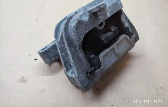 Engine mount bracket
