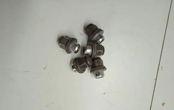 Toyota Prius+ (ZVW40) Nuts/bolts PRIUS2012M