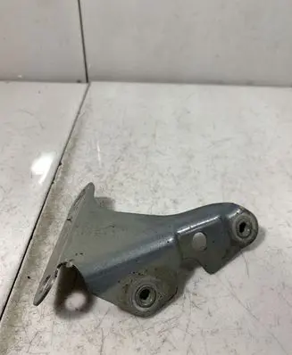 Audi Q7 4L Fender mounting bracket 4L0821136