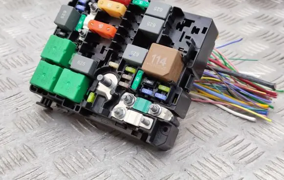 Peugeot Traveller Fuse module 9804848180