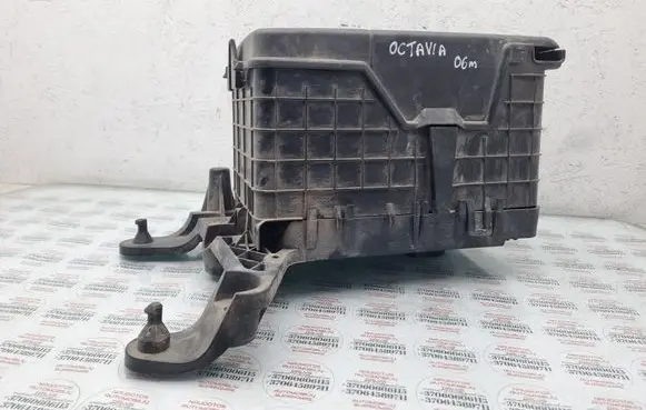 Skoda Octavia Mk2 (1Z) Battery box tray 1K0915333