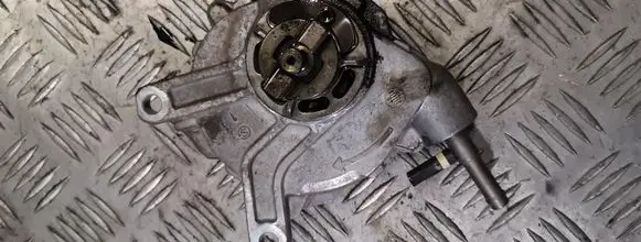 Toyota Avensis T270 Vacuum pump